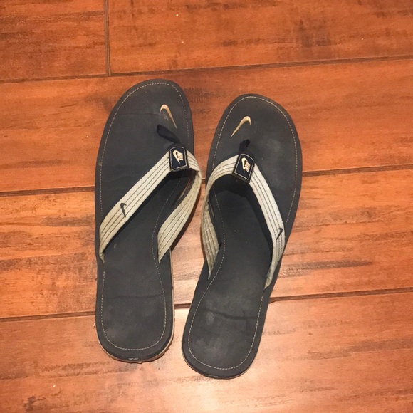 Nike Flip Flops - Picture 1 of 5